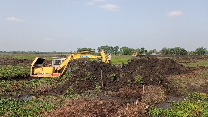 পীরগঞ্জে সরকারি বিলের প্রভাবশালীদের পুকুর খননের অভিযোগ