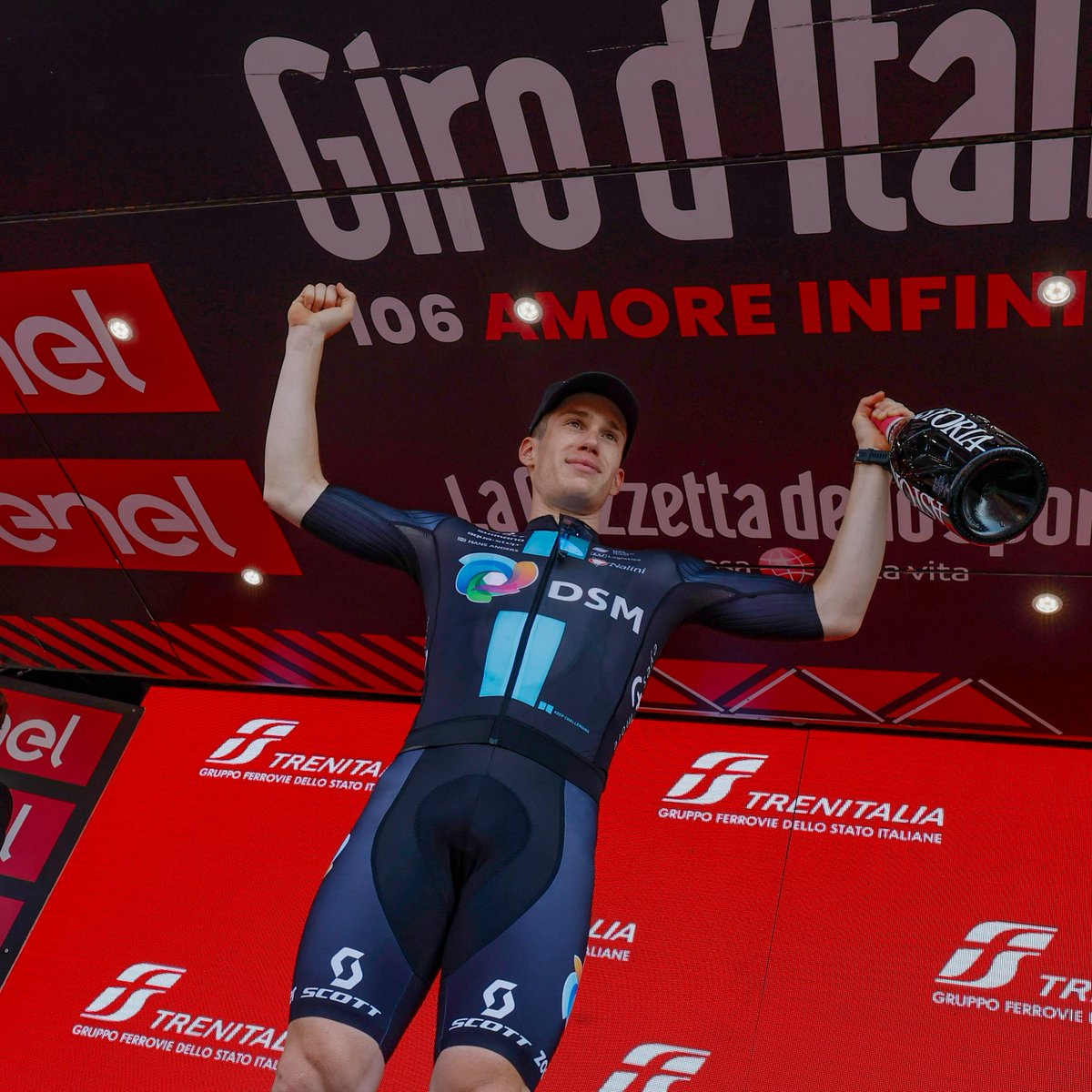 picnicpostnl's tweet photo. Absolutely iconic! ๐๐ป
@alberto_dainese looks absolutely astonishing on that podium in our @dsmfirmenich colours! ๐ตโซ
#KeepChallenging #PerformanceThroughNutrition #Giro https://t.co/hwi6leejkp