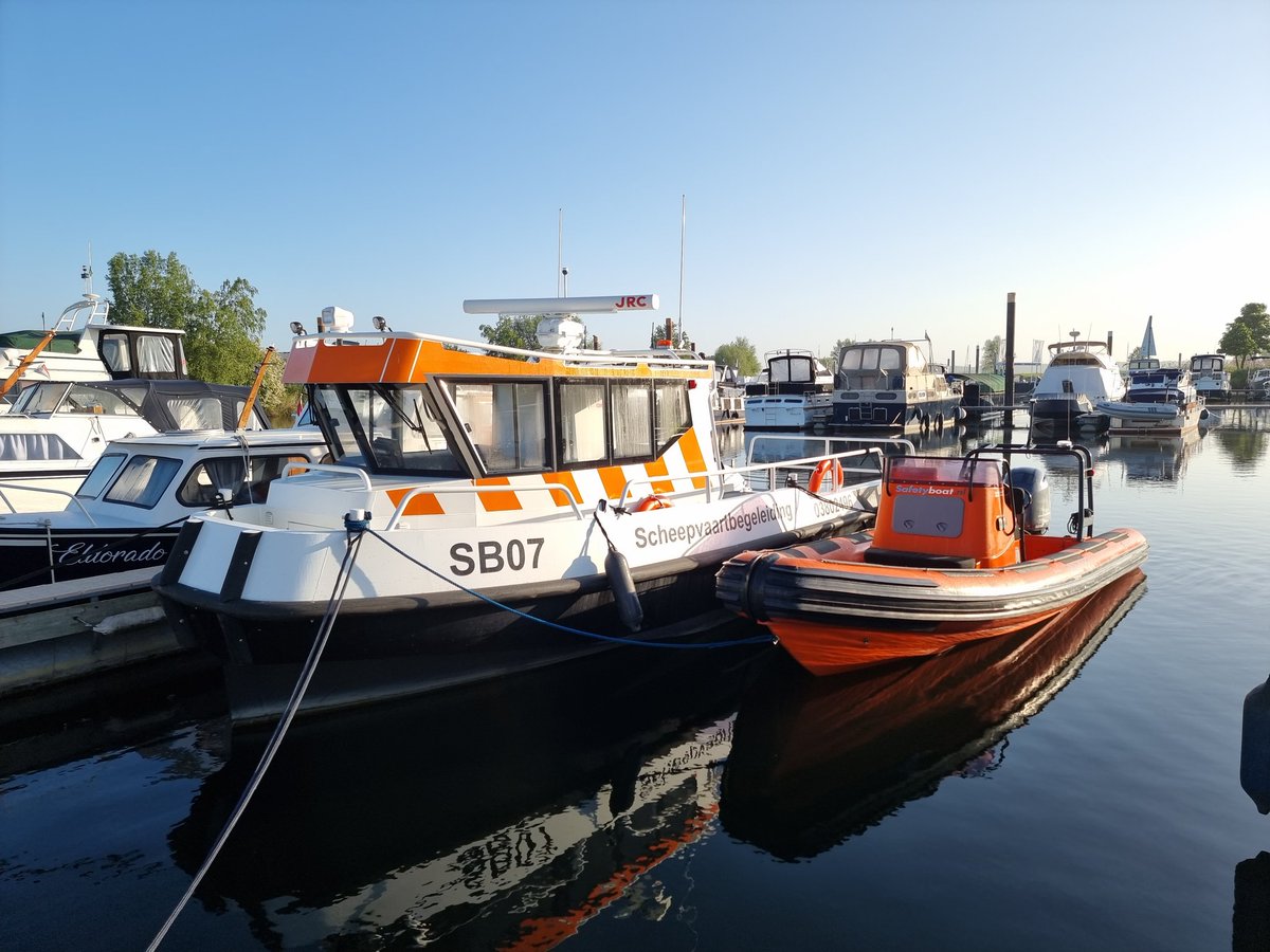 De SB07 en de Safetyboat 8 naast elkaar. safetyboat.nl