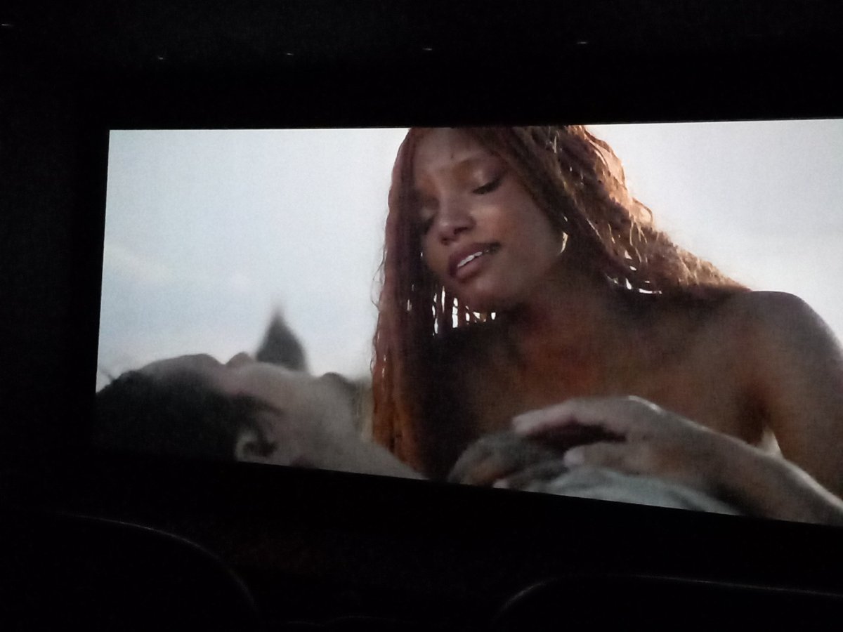 _jadeactually's tweet photo. Halle Bailey being so good as Ariel👏
#TheLittleMermaid https://t.co/51KNCKhGcZ