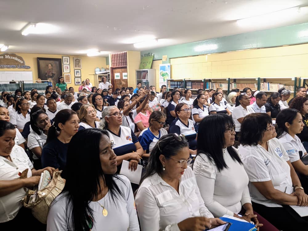#24Mayo Con total éxito se desarrolla el diplomado Nacional  de Ciencia y Calidad Educativa en Falcón.

Desde la Escuela Técnica de Comercio "Pedro Curiel Ramírez" de la ciudad de Coro.

<a href="/NicolasMaduro/">Nicolás Maduro</a>
<a href="/_LaAvanzadora/">Yelitze Santaella</a>
<a href="/MarelysCastroR/">Marelys Castro Rodríguez</a>