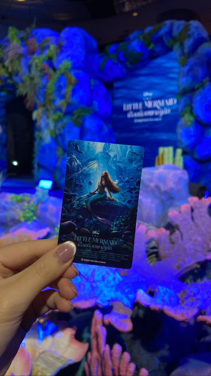 f_ffernn's tweet photo. รีวิว #TheLittleMermaid #เงือกน้อยผจญภัย  โดยรวมสนุกดี เพลินๆ แต่บางฉากมืดไปหน่อย+มีบางซีนที่งงจนคนในโรงหลุดขำออกมา😹 Halleนางน่ารักนะ เรื่องเสียงไม่ต้องห่วง ขนลุกทุกเพลง ส่วนตัวชอบฉากkiss the girlมากกกก สนุกสุดในเรื่อง55555 Sebastian&amp;Scuttleคือเดอะแบก (1) https://t.co/YfB54drb0g