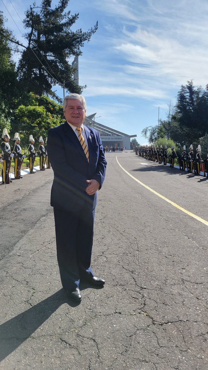 babadmerchan's tweet photo. Por invitación de @FFAAECUADOR asistimos a la Ceremonia Militar en conmemoración de los 201 años de la #BatallaDelPichincha y por el Día de las Fuerzas Armadas del Ecuador.
#24DeMayo
#Ecuador 🇪🇨 https://t.co/RKxHXjqGQr