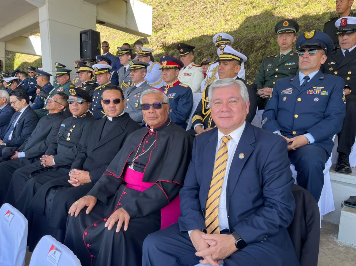 babadmerchan's tweet photo. Por invitación de @FFAAECUADOR asistimos a la Ceremonia Militar en conmemoración de los 201 años de la #BatallaDelPichincha y por el Día de las Fuerzas Armadas del Ecuador.
#24DeMayo
#Ecuador 🇪🇨 https://t.co/RKxHXjqGQr