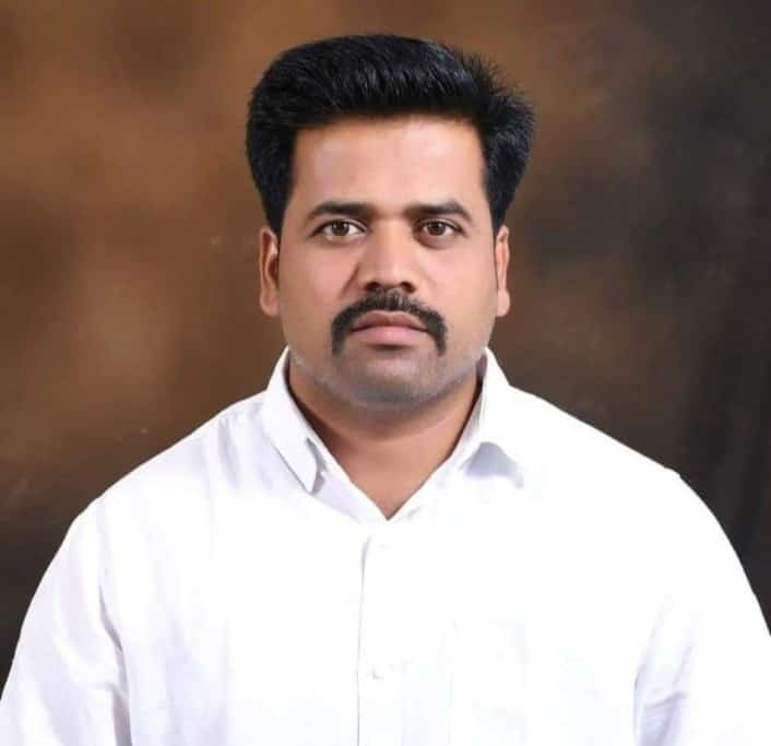 vyapari_arun's tweet photo. ಮುಂದೆ ಬರುವ ಜಿಲ್ಲಾ ಪಂಚಾಯತ್ ಚುನಾವಣೆಗೆ ಒಂದು ಅವಕಾಶ ಮಾಡಿ ಕೊಡಿ ಸರ್ ದಯವಿಟ್ಟು 🙏..(67 ರೋಣ ವಿಧಾನಸಭಾ ಕ್ಷೇತ್ರ) 
@BJP4Gadag 
@BJP_Ronmandal 
@BJP4Karnataka 
@mla_bandi 
@blsanthosh 
@BSBommai 
@BSYBJP 
@UmeshChannupat3 
@BasanagoudaBJP 
@1947democracy 
@umeshchannu https://t.co/3H0WkXxXiT