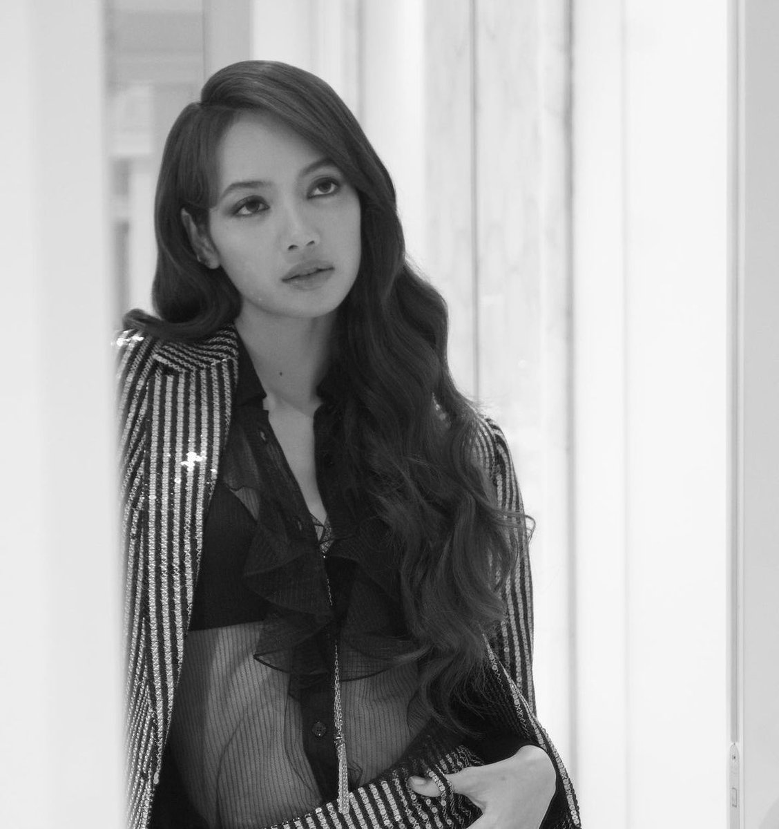 thesoftestaura's tweet photo. lisa for celine https://t.co/jGgifoOHou