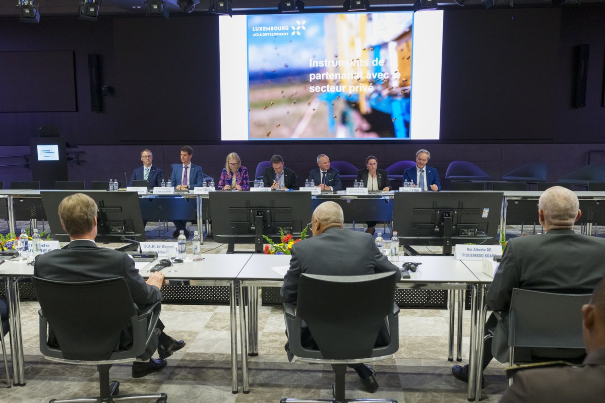 ccluxembourg's tweet photo. #GoInternational
🇨🇻🇱🇺 Accueillis par @fernandernster et @CarloThelen, les Chefs d’États ont participé à une table ronde économique aux côtés des Ministres @FranzFayot et @ClaudeTurmes. https://t.co/r26qnYTUeu
