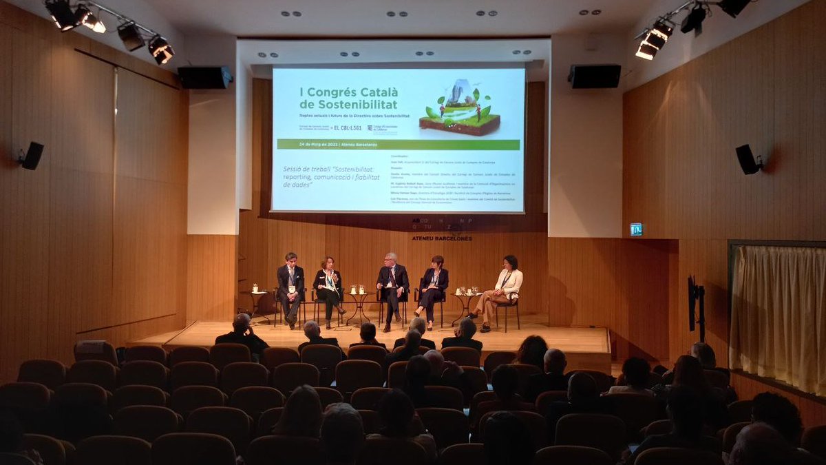 aiguesbcnclient's tweet photo. 🔊 La nostra directora d'Estratègia 2030 i Retiment de Comptes, @MirHer74, ha participat avui a la sessió de treball "Reporting, comunicació i fiabilitat de dades" organitzada per @AuditorsCENSORS i @economistescat:

"El diàleg i l'escolta activa amb els nostres grups de relació, i el nostre portal de transparència, evidencien la nostra voluntat pel retiment de comptes amb una visió global"