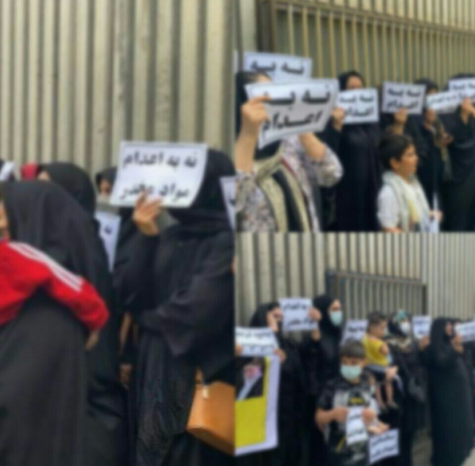 Taheri_Movement's tweet photo. امروز چهارشنبه سوم خرداد ۱۴۰۲ خانواده زندانیان محکوم به #اعدام  با تجمع مقابل ساختمان قوه قضاییه مرکزی واقع در بلوار کشاورزی #تهران خواستار  توقف حکم اعدام فرزندانشان شدند
#نه_به_اعدام 
#StopExecutionsInIran https://t.co/1q35Jp5q2j