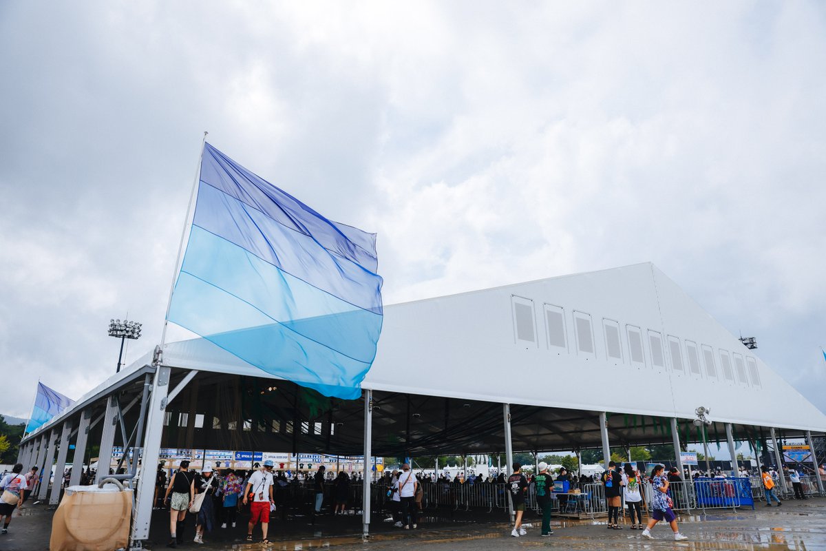 LOVE、HAPPINESS、SERENITY 専用 □専用ベンチとは？ 会場内の大型休憩テントを有料ベンチエリアとして