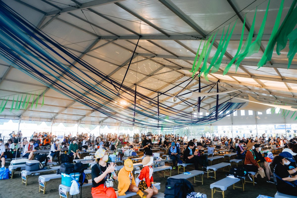 □専用ベンチとは？ 会場内の大型休憩テントを有料ベンチエリアとして