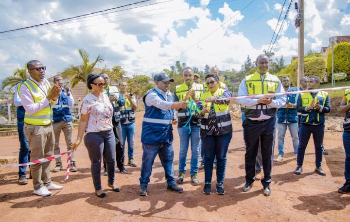 Muri iki gitondo,  Umuyobozi w'Umujyi wa Kigali wungirije ushinzwe Imiturire n'Ibikorwa Remezo <a href="/merardmp/">Dr Merard Mp</a> arikumwe n'Umuyobozi Nshingwabikorwa w'Akarere ka Gasabo Madamu UMWALI Pauline batangije  ku mugaragaro gahunda yo kubaka imihanda y'Imigenderano ya kaburimbo.(1)
#Tujyanemo