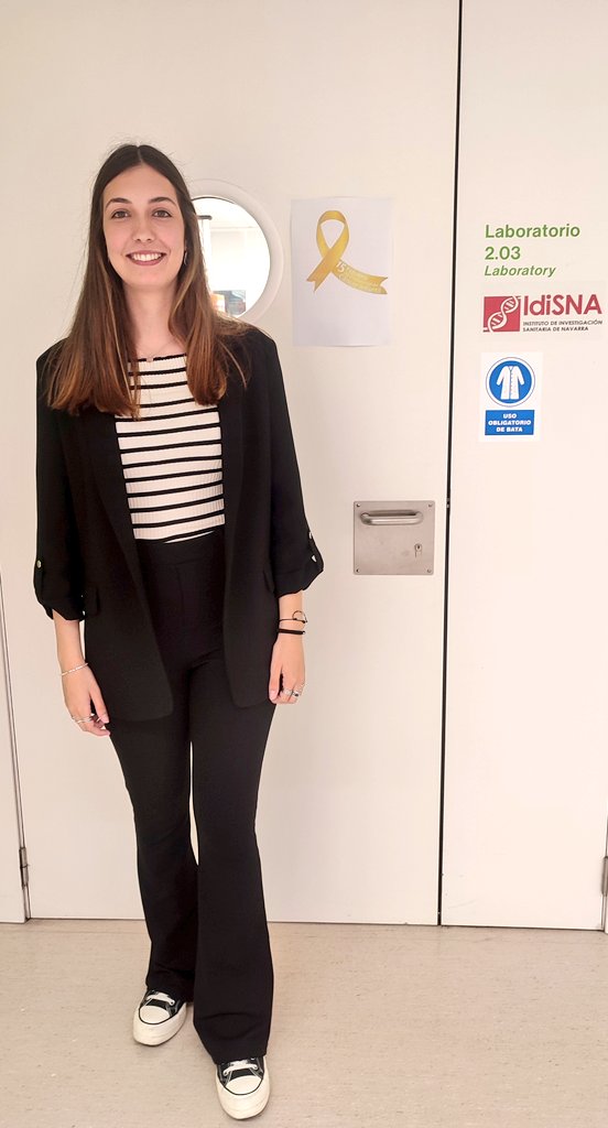 Our most recent incorporation, Sara Nuin, defended her bachelor's thesis few hours ago! We are very proud of your and your kind effort! She will continue with us next year for her master studies. Well done!