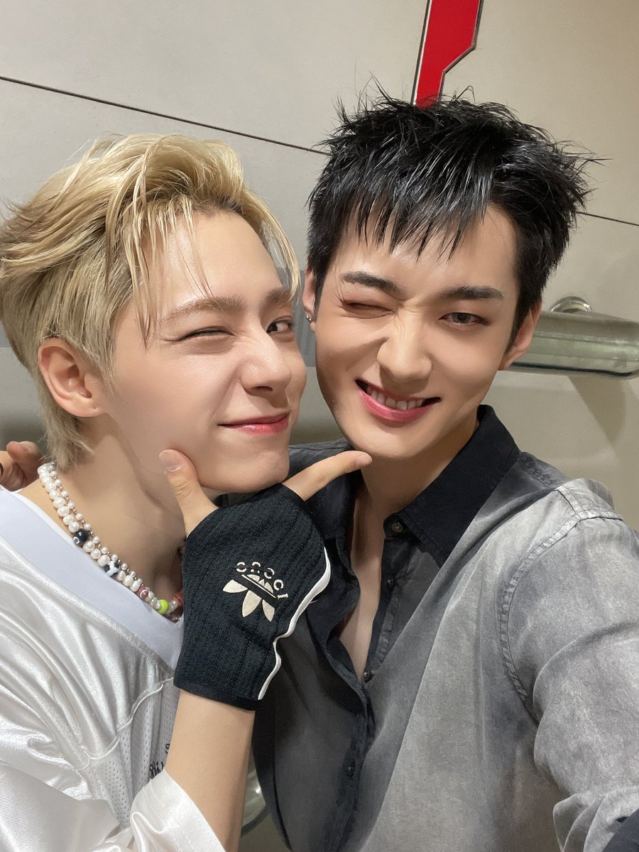 by_verivery's tweet photo. [#용승]       

형은 다 잃지 않았어요,,
이번 활동 멋진 동생과
든든한 팬분들과 함께했잖아😙
막방까지 멋있느라 고생했어🔥

#YONGSEUNG #베리베리 #VERIVERY
#환웅이형 https://t.co/N1zn0SJaDb