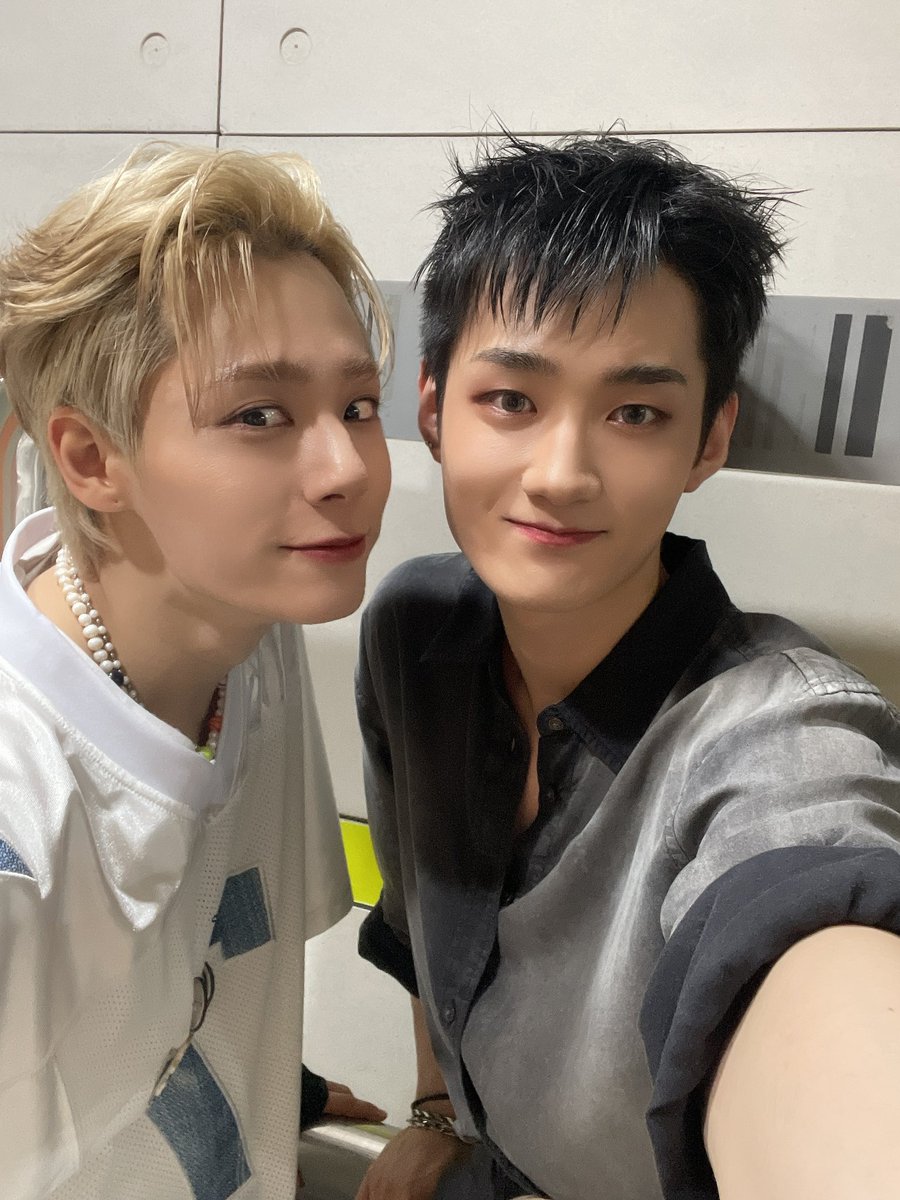 by_verivery's tweet photo. [#용승]       

형은 다 잃지 않았어요,,
이번 활동 멋진 동생과
든든한 팬분들과 함께했잖아😙
막방까지 멋있느라 고생했어🔥

#YONGSEUNG #베리베리 #VERIVERY
#환웅이형 https://t.co/N1zn0SJaDb