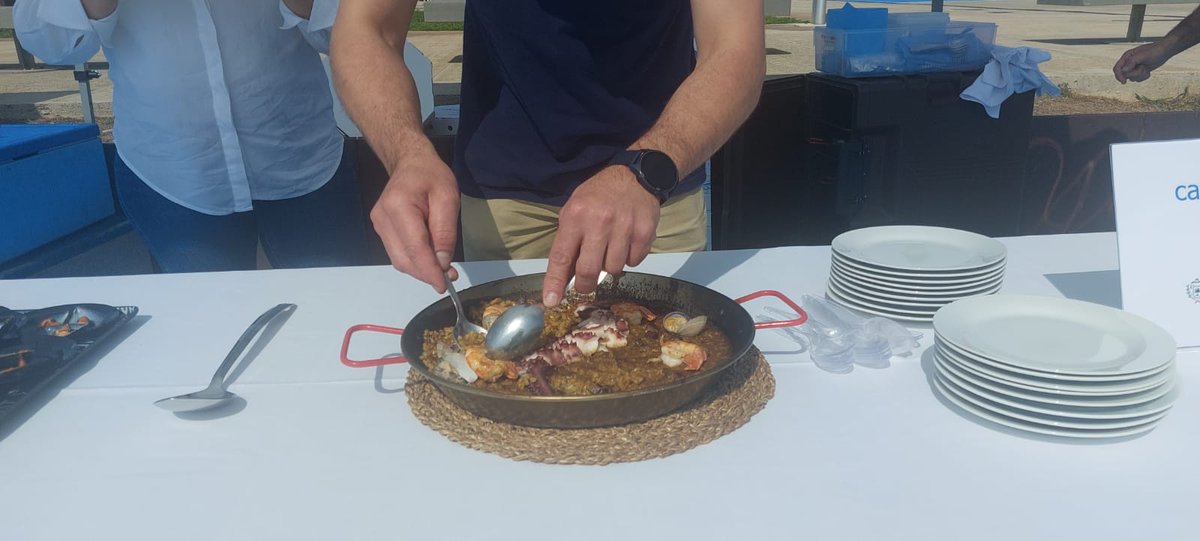 VisitCalafell's tweet photo. 🥘Des de @CalafellRadio ens arriben aquestes imatges de la Presentació de les Jornades Gastrònomiques de l'Arròs i els Tastets del Mar a Calafell, El Vendrell i Cunit 😎
📌 Port de Segur de Calafell
#VisitCalafell #JornadesGastronòmiques #Arròs https://t.co/7AlzFFxenN