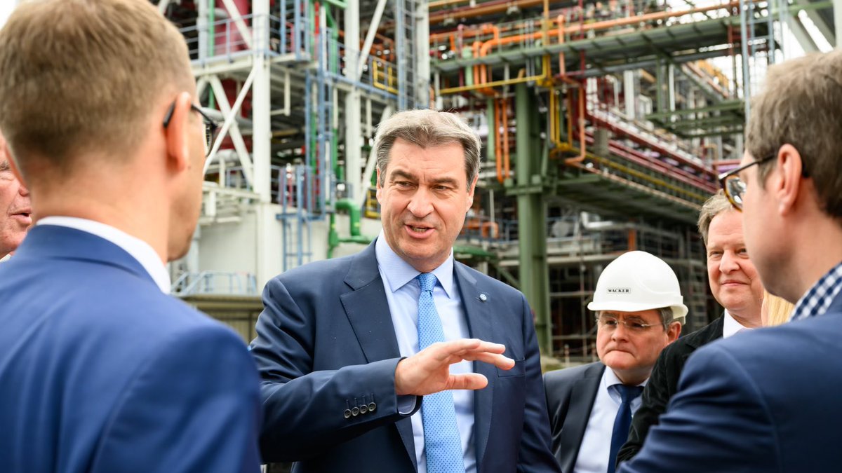 Markus_Soeder's tweet image. Unterwegs im Land bei der Betriebsversammlung von @wackerchemie in #Burghausen: Hier haben wir eine echte Gigafactory mit Weltruf in Bayern. Damit das so bleibt, brauchen wir endlich einen Industriestrompreis, der seinen Namen verdient und eine Senkung der #Stromsteuer zur
