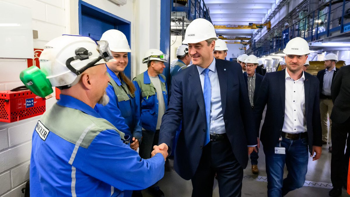 Markus_Soeder's tweet image. Unterwegs im Land bei der Betriebsversammlung von @wackerchemie in #Burghausen: Hier haben wir eine echte Gigafactory mit Weltruf in Bayern. Damit das so bleibt, brauchen wir endlich einen Industriestrompreis, der seinen Namen verdient und eine Senkung der #Stromsteuer zur