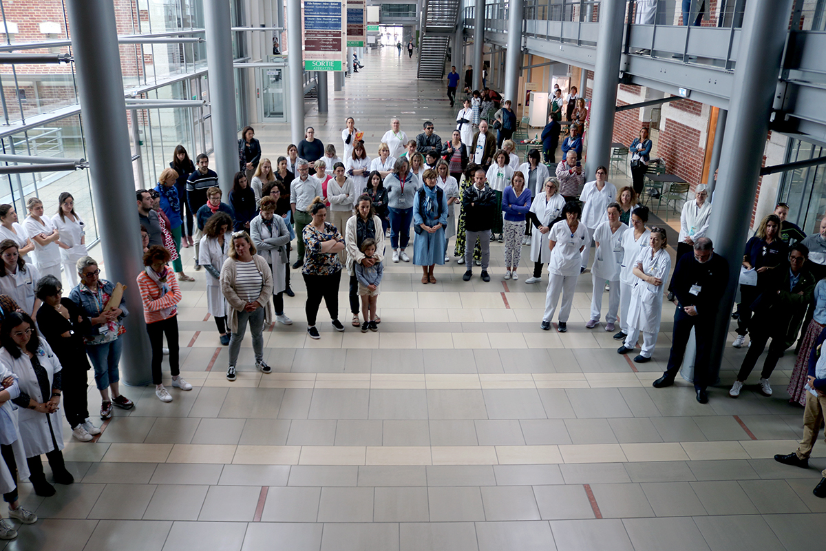 CHCoteBasque's tweet photo. Pays Basque #Hôpital #CHUReims
Personnel mobilisé pour une minute de silence dans le Hall central mais aussi dans les services du Centre Hospitalier de la Côte Basque en Hommage à leurs collègues agressés et décédée au CHU de Reims https://t.co/Ap7UJ4F3TA