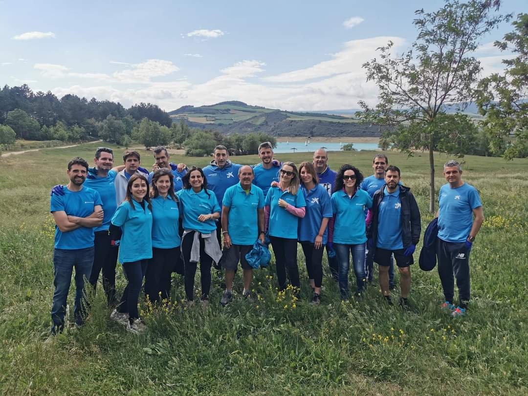 tierrasDiranzu's tweet photo. 📣🌿Ayer estuvimos limpiando junto con personas #voluntarias de CaixaBank   en el #EmbalsedeAlloz en la #BahiadeLerate.Dejamos todo impecable.🌿🌳🌼👏👏😍
Por favor #llevatetubasura
#Respetalasáreasnaturales
#Enlanaturalezacomoencasa https://t.co/d18z96gXwZ