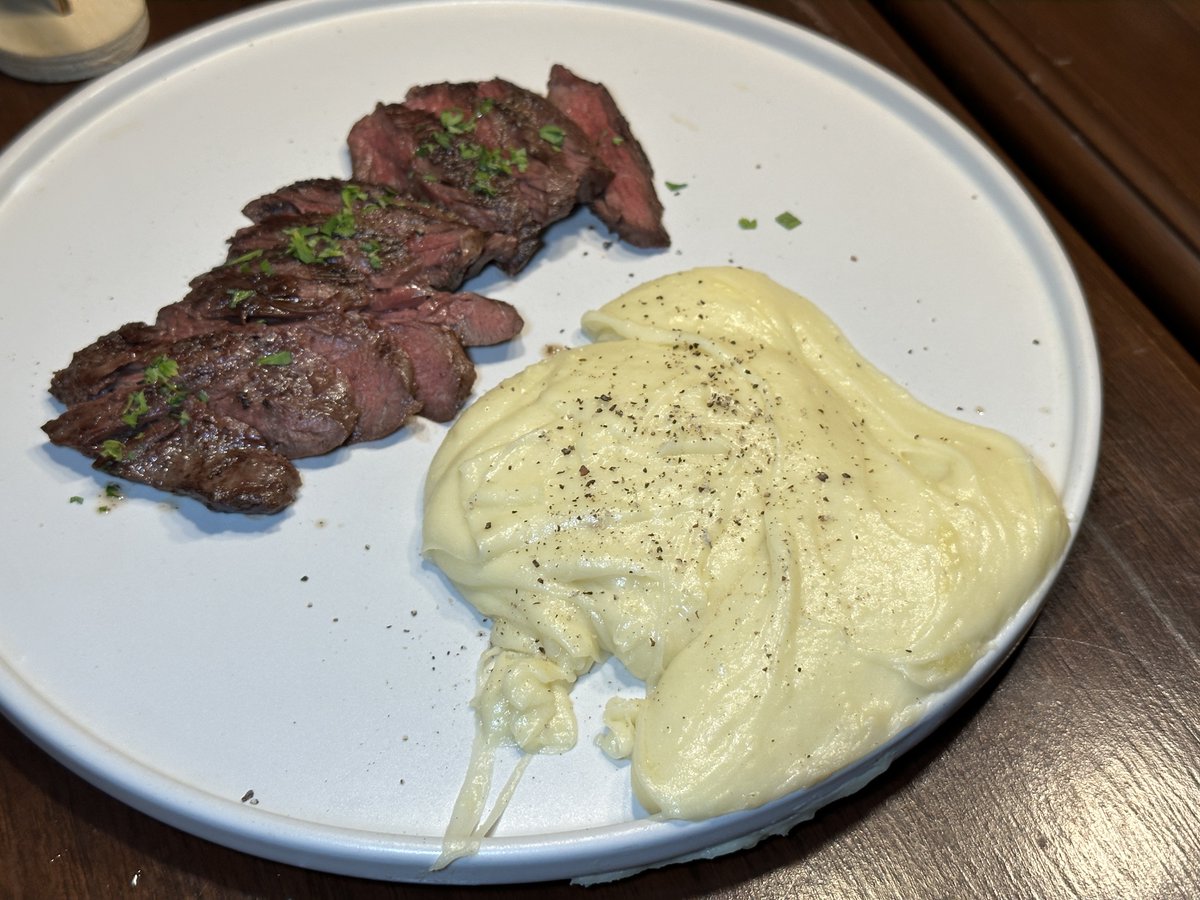 porporlees's tweet photo. มาลองบุฟเฟ่ต์ ‘aligot’ (มันบดชีสแบบฝรั่งเศส) ของร้าน Vivin Grocery สาขาอโศก ความพิเศษของตัวนี้คือชีสที่ใช้ local produce ของไทย ใช้ชีสจากฟาร์มเชียงใหม่ มันมีความ gooey แบบหนืดยืดสวยมาก ในบุฟเฟ่ตรวมเมนคอร์สเป็นสเต็กเนื้อ ใครไม่ทานเนื้อก็สั่งเป็นตัว “สเต็ก” ถั่วแดงได้ อันนี้ก็ดี https://t.co/GmiYRC7jvu