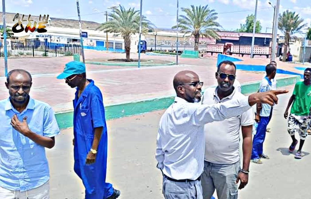 All__inone's tweet photo. Le president Mahad Houssein Ahmed supervise en personne les préparatifs de la soirée musicale et culturelle qui aura lieu le jeudi soir à la place de l'indépendance.
#FESTUNITÉ #ALLINONE #UNITYOVEREVERYTHING https://t.co/8cN9y8wjWT