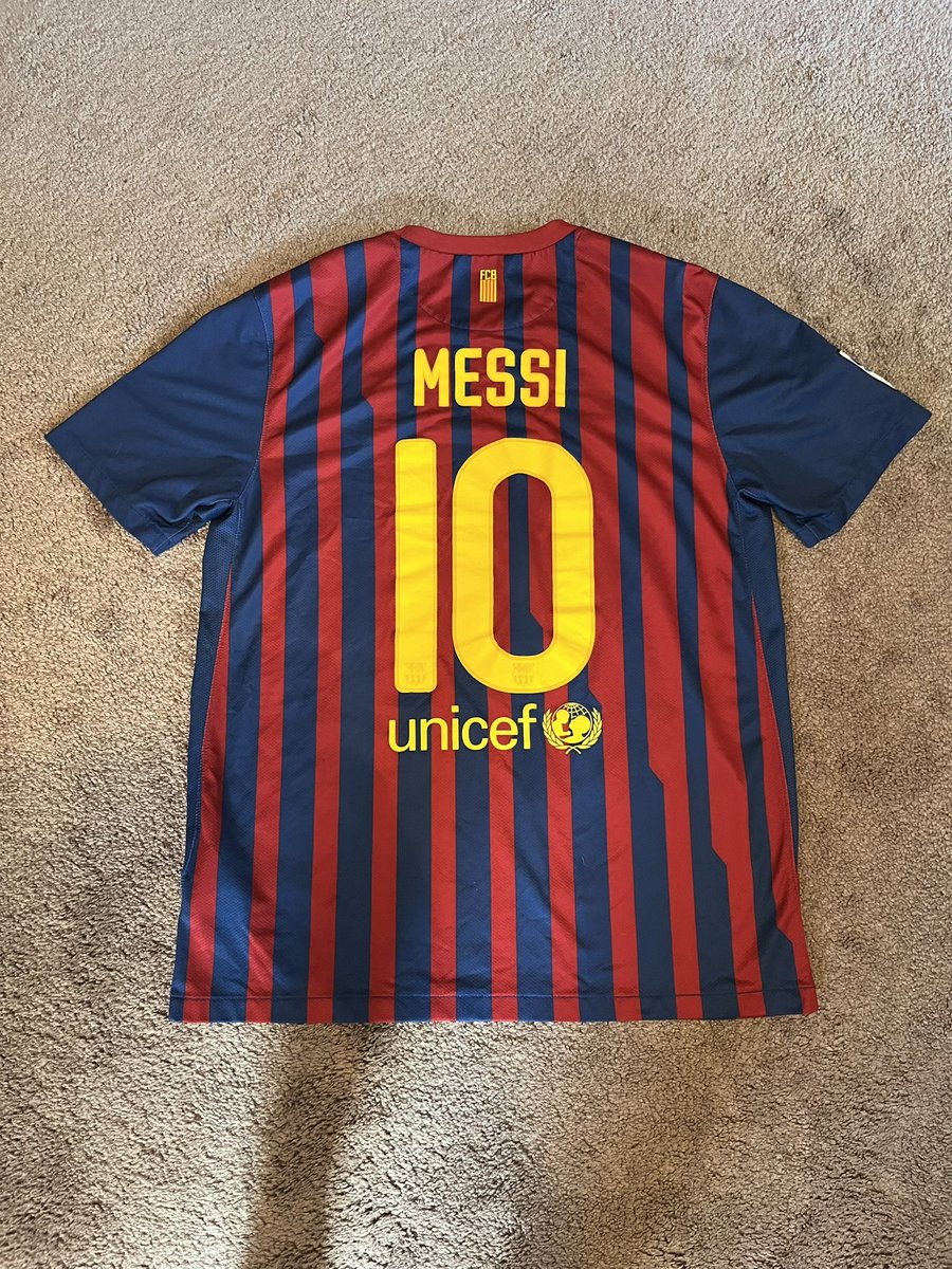 KIT GIVEAWAY

The Kit community has been so helpful to me, giving me alot of support these past few weeks, so I decided to give something back. 
Giving away this Messi Barcelona Jersey. Size Large. 

All You have to Do is RT, Like and Follow me. Winner will be picked on Sat 5/27!