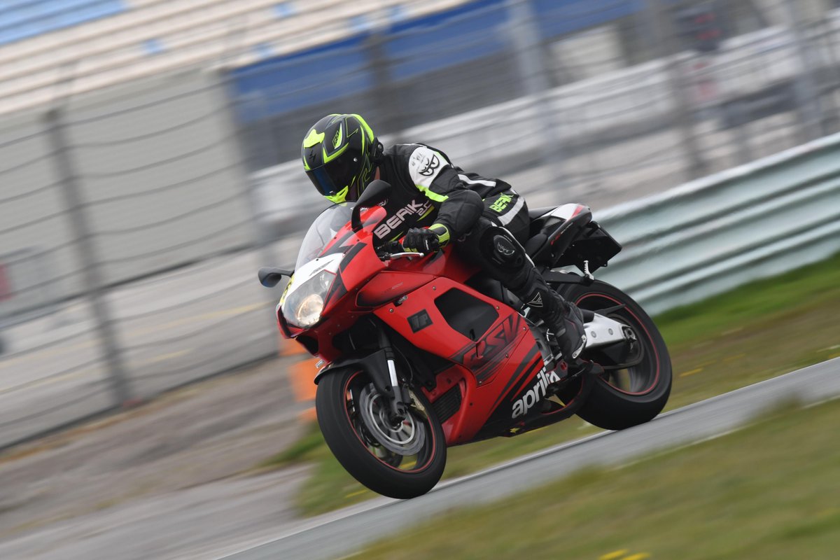 BijckWorld's tweet photo. Een nieuwe serie op BIJCK World: Me &amp; My Bike. Vandaag lees je het verhaal van Thomas en alle ups en downs die hij met zijn Aprilia RSV Mille meemaakte:  “Kijk Thomas, je droommotor!” werd er doorgegeven. Een Aprilia RSV Mille van 2003, het RP-model, met dubbele.. (1/3) https://t.co/5xwcvKxZ4T