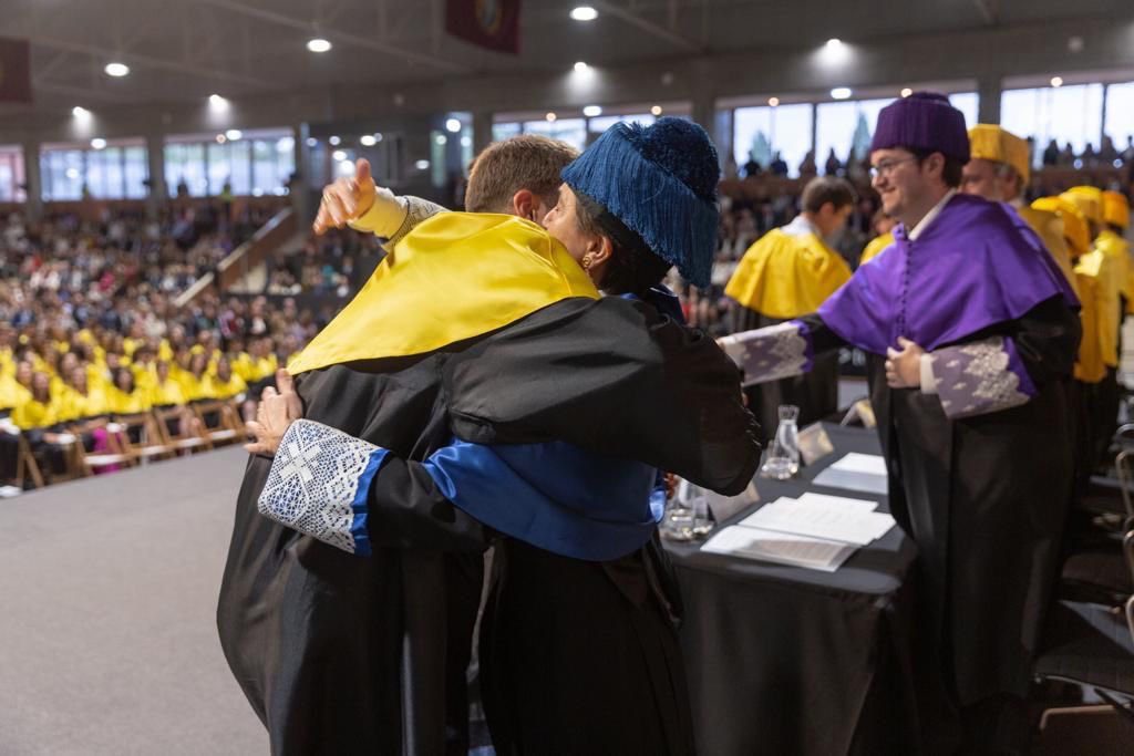¡Que felicidad! Este sábado tuve el gran placer y el honor de entregar el título de graduado en Medicina <a href="/unav/">Universidad de Navarra</a>  a mi hijo pequeño. ¡Que orgullosa estoy de los tres! Mi alegría. ¡Os quiero!