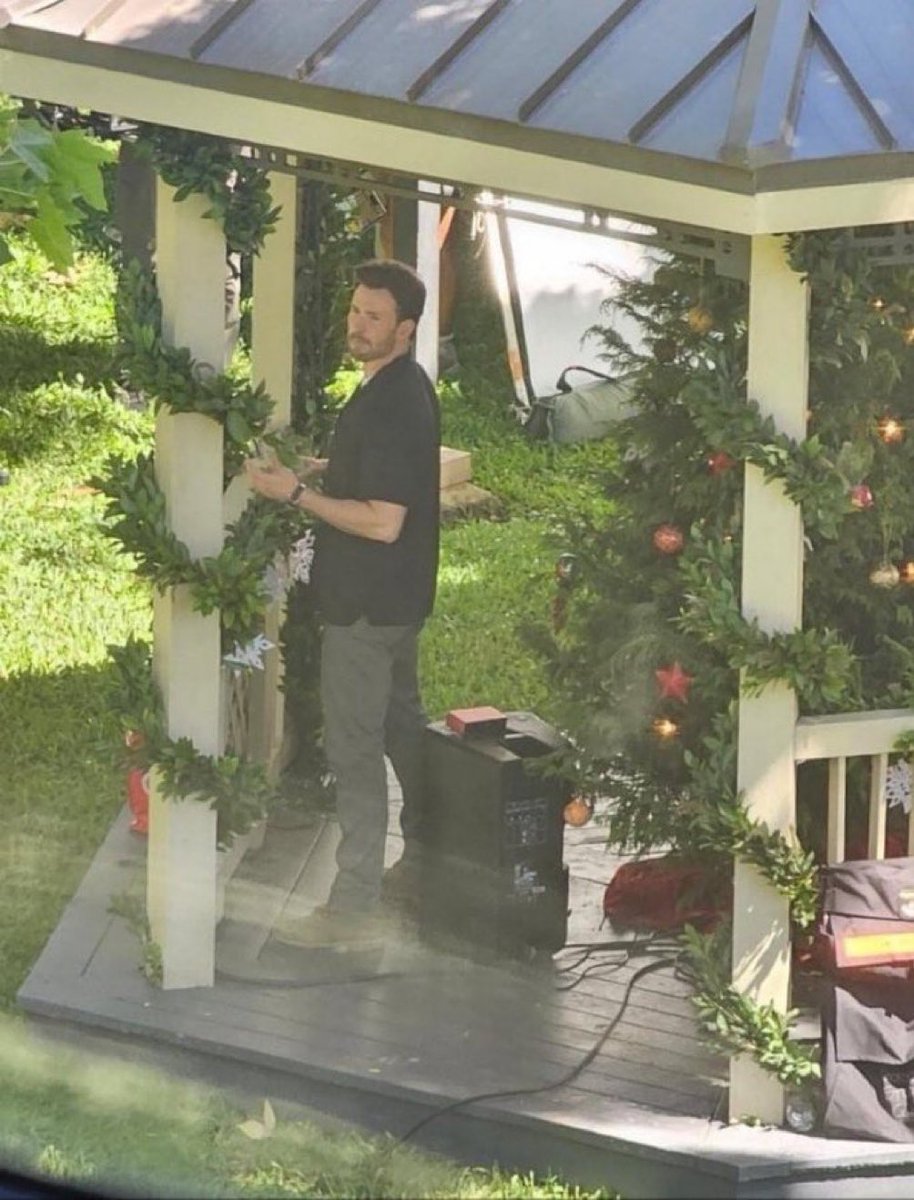 Chris Evans filming ‘Red One’ in Hawaii 🌺