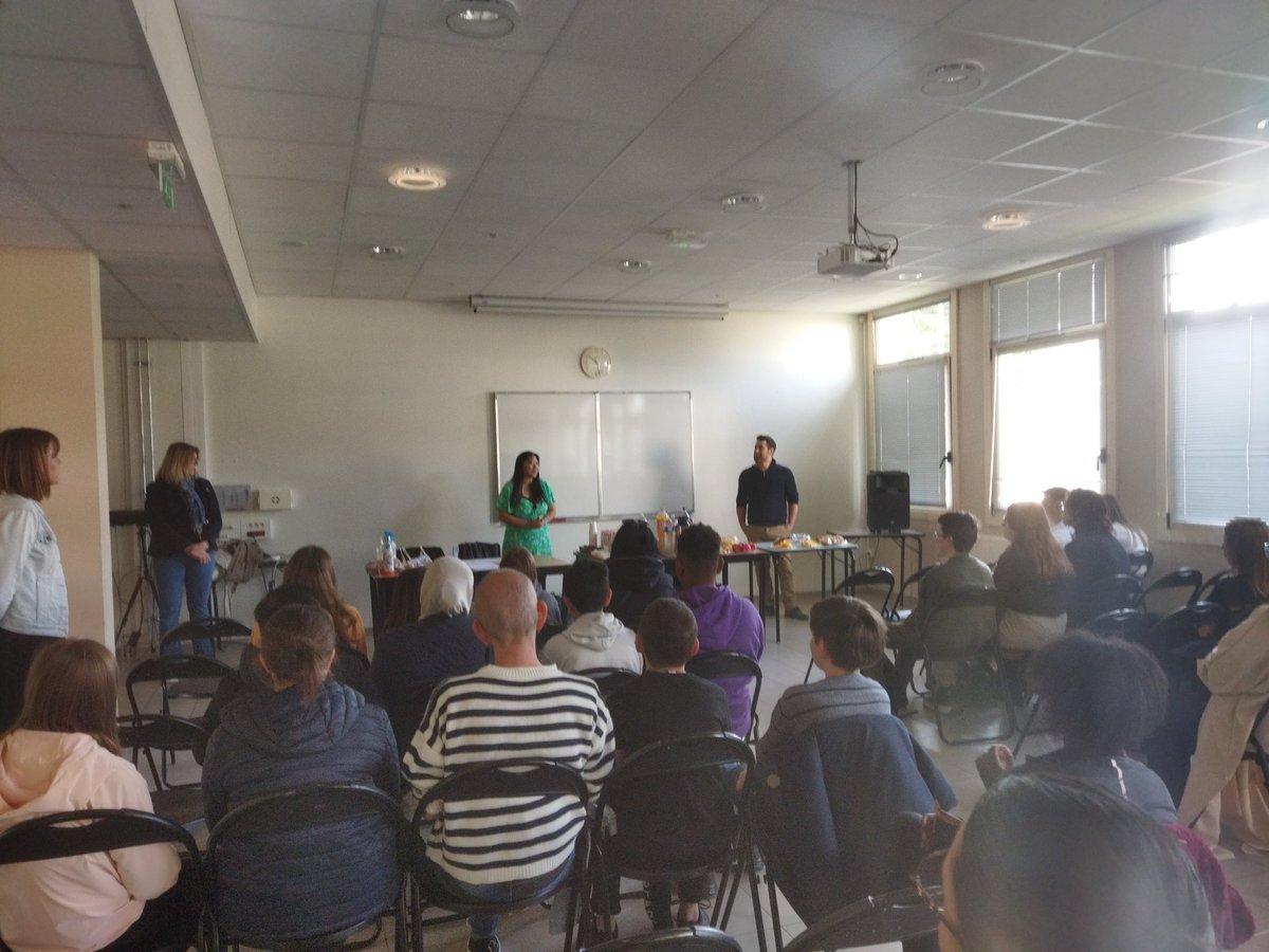 Cérémonie AFEV mentorat lycéen #afev #partage #solidarite 
Mentors et Mentorés ont été réunis au lycée Condorcet pour la remise des attestations. De janvier à mai nos lycéens ont aidé les élèves de 6eme du collège Michelet dans leur travail personnel. Belle image de partage !