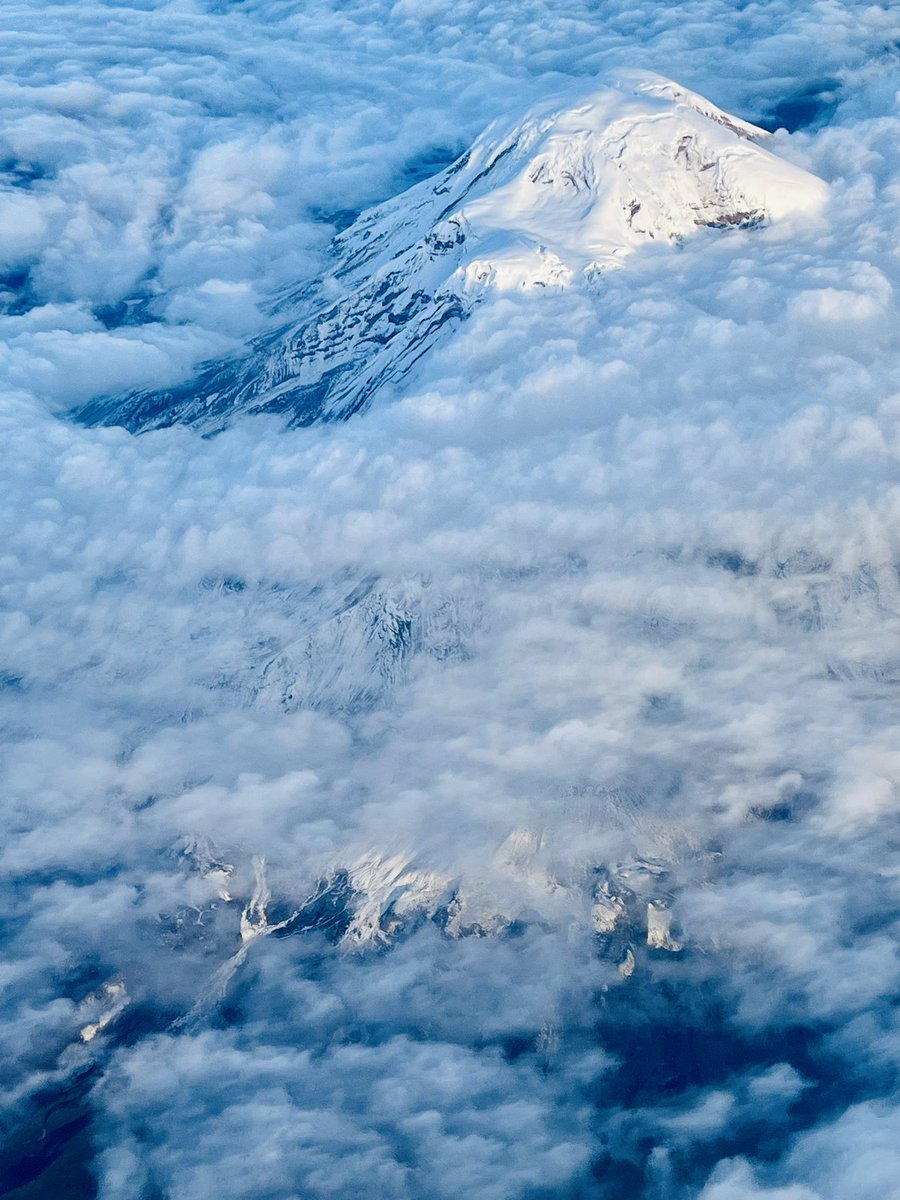 marianantonia88's tweet photo. Mira Capi @fjlopezm11 su majestad el #Chimborazo. Desde las alturas todo es más bonito 😍 (estoy escribiendo el texto que quedamos, pero faltan más vuelos)
#VamosMejorando #MiAmigoElCapitan https://t.co/pcdfqKvHOg