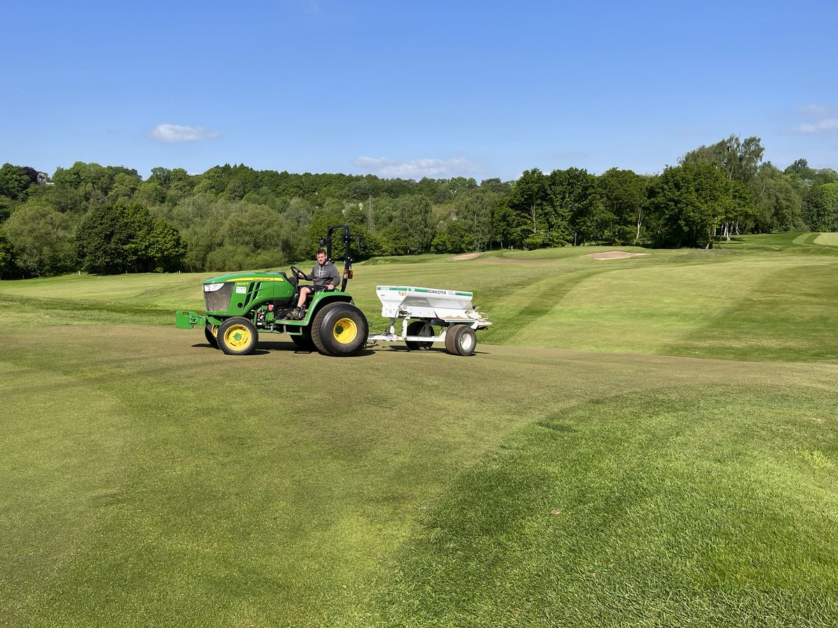 azzabazza86's tweet photo. Aprons receiving a light dress to keep moving them forward, followed with a brush @ReddishValeGC @RVGCgreens 😎😎😎 https://t.co/zZBvX9kE16