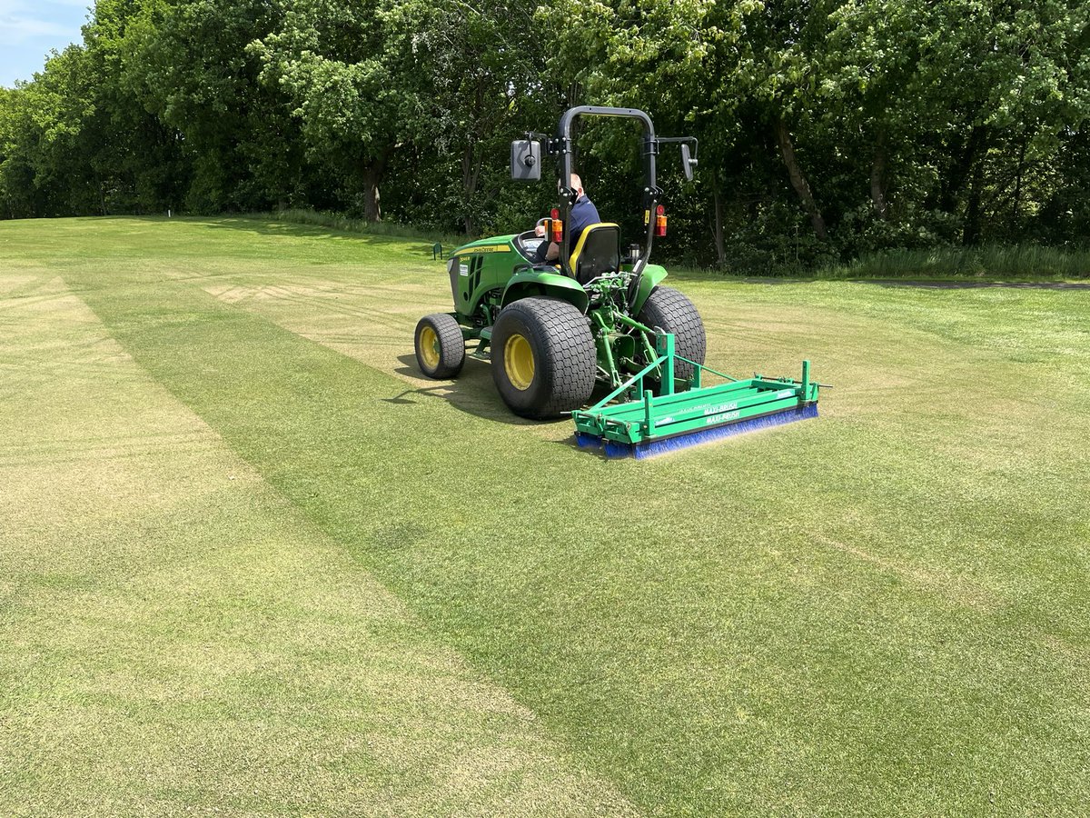 azzabazza86's tweet photo. Aprons receiving a light dress to keep moving them forward, followed with a brush @ReddishValeGC @RVGCgreens 😎😎😎 https://t.co/zZBvX9kE16