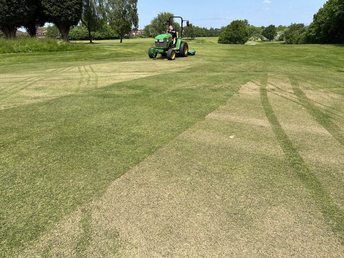 azzabazza86's tweet photo. Aprons receiving a light dress to keep moving them forward, followed with a brush @ReddishValeGC @RVGCgreens 😎😎😎 https://t.co/zZBvX9kE16