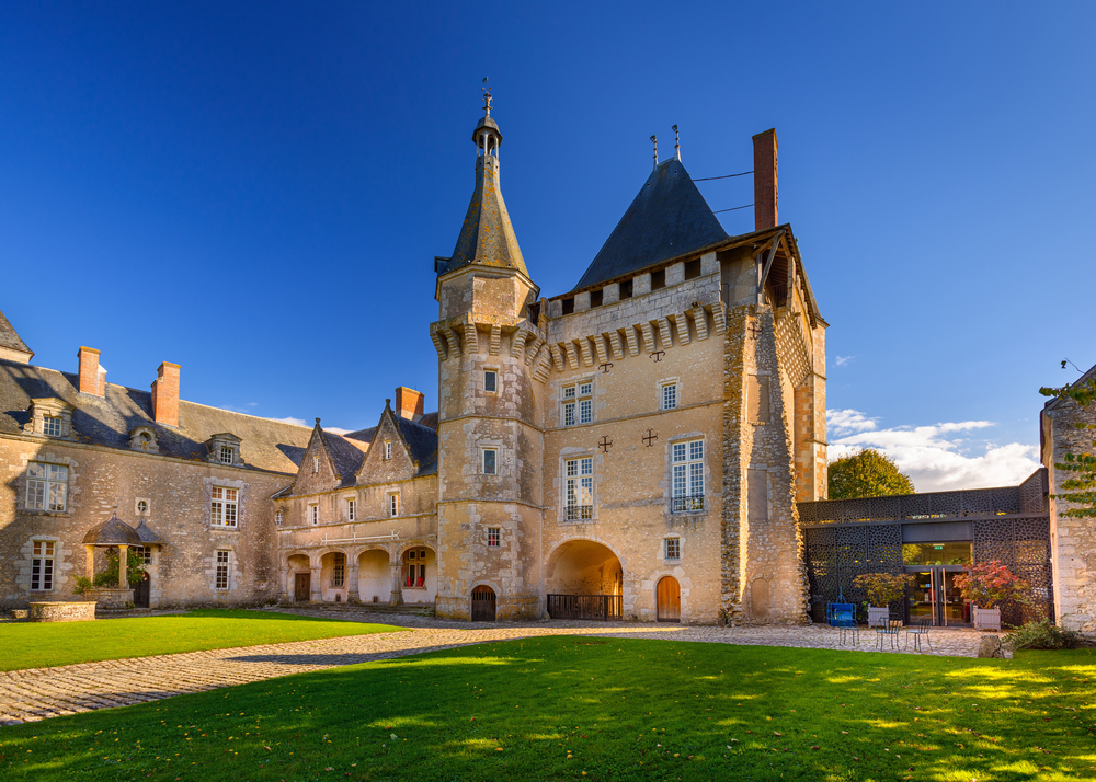 LesMonumentsNat's tweet photo. Le plus discret des châteaux de la Loire 🤫
Avec sa silhouette médiévale, le château de #Talcy se distingue des grandes demeures royales du Val de Loire. 🏰 Profitez du printemps pour découvrir cette paisible "demeure des champs" et son écrin de verdure : https://t.co/RENummFbe0 https://t.co/413uRMBaI4