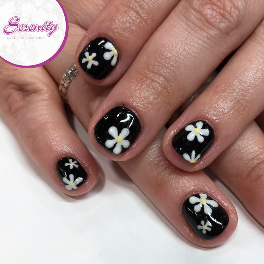 serenitysalonuk's tweet image. Who fancies just sitting in a park with a coffee and making a daisy chain? 🌼⛓️🌼⛓️
.
#daisynails #daisy #nailsforsummer