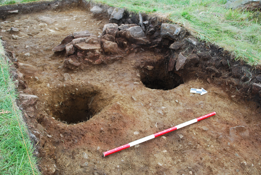 JODarchaeology's tweet photo. One of the earliest dated hillforts in Ireland - Rathnagree, and part of the Baltinglass cluster of hilltop fortifications. Three lines of palisades were destroyed by fire in the Mid/Late Bronze Age and quickly replaced by a single bank and ditch. #HillfortsWednesday https://t.co/mHFnpQzko8