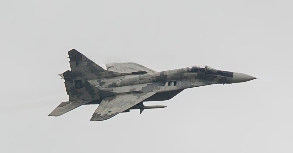 🇺🇦🇺🇸 #Ukrayna Hava Kuvvetleri'ne ait MiG-29 savaş uçağı ABD üretimi AGM-88 HARm anti-radyasyon füze ile görüntülendi.