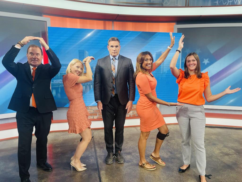 🧡🧡🧡 Our morning show team wearing all orange & attempting to spell Orioles #nicetry 😅#morningfun #loveit Let's Go O's! @TomRodgersNews
@MeganReports
@jctvweather
@OliviaDanceTV 
foxbaltimore.com/chimein