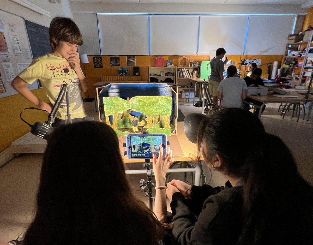 artiescola's tweet photo. 🎬 Seguim amb els rodatges 🎥 Anima[t] és un projecte, però per sobre de tot és una actitud que implica treball en equip ❤️‍🔥 Cal també posar-hi l’ànima!!! @artiescola @escolamsola @macmataro #CinemalEscola #Alumnes6è #Femcinema #TallerdART #Animació #StopMotion https://t.co/pUJM2TVjG0