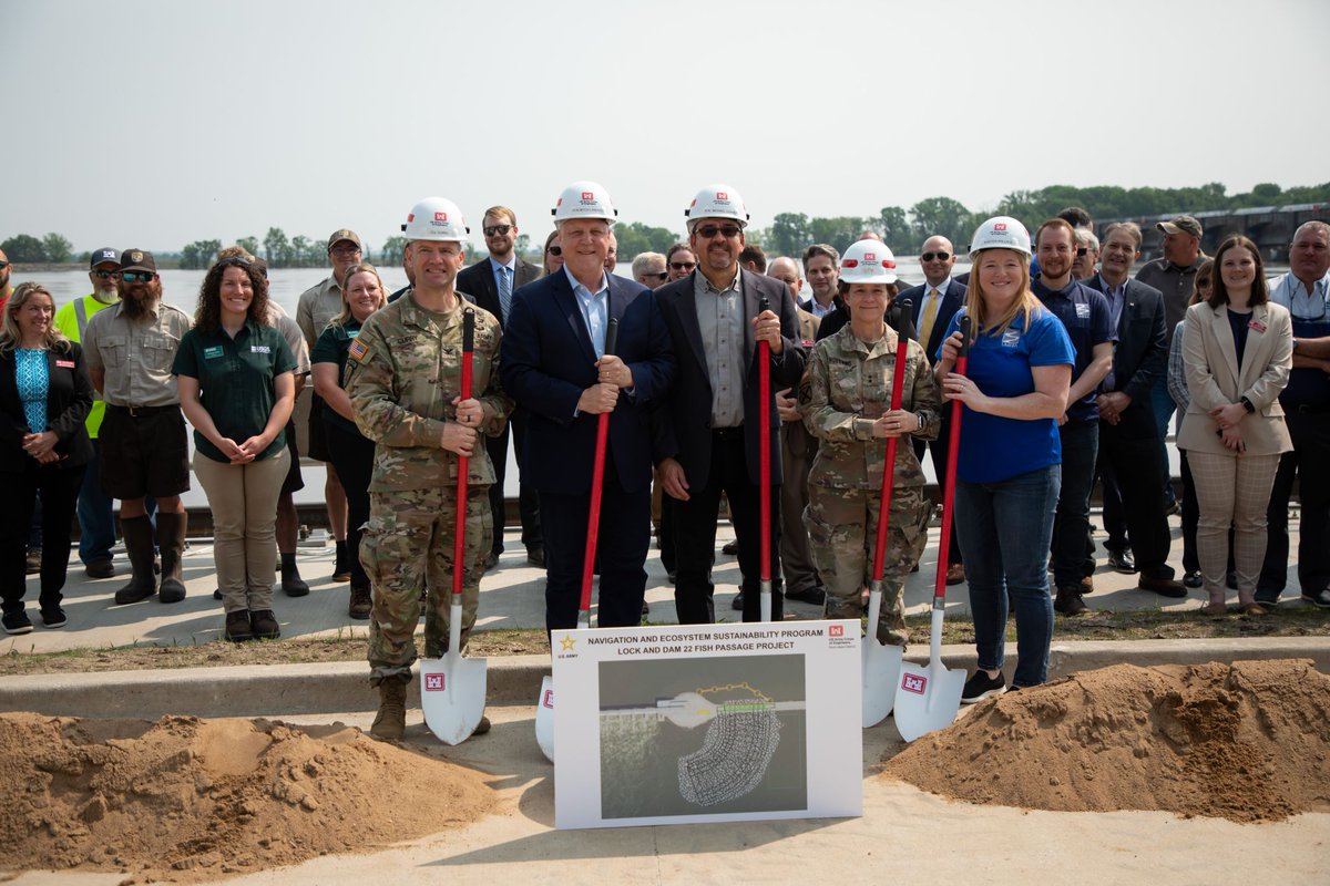 msrivercomm's tweet photo. Incredible day with our Upper Miss partners, conducting 2 groundbreaking ceremonies for Locks and Dams 22 and 25, read more here: https://t.co/fJ3PisAp1C https://t.co/1zszIYPlAt