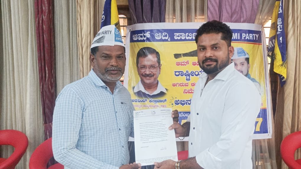 aywdakshinakan's tweet photo. ಮಂಗಳೂರು ಉತ್ತರ ಮತ್ತು ಮೂಡಬಿದ್ರೆ ವಿಧಾನಸಭಾ. ಕ್ಷೇತ್ರಗಳ ಕ್ಯಾಂಪೇನ್ ಮ್ಯಾನೇಜರ್  ಕಬೀರ್‌ ಕಾಟಿಪಳ್ಳ ಹಾಗೂ ಥೊಮಸ್‌ ಮಥಾಯಿಸ್‌ ರವರಿಗೆ ಪ್ರಶಂಸನಾ ಪತ್ರವನ್ನು #aamaadamiparty ಪಕ್ಷದ ವತಿಯಿಂದ ಮಂಗಳೂರು ಉತ್ತರದ ಆಭ್ಯರ್ಥಿ ಶ್ರೀ ಸಂದೀಪ್‌ ಶೆಟ್ಟಿ ವಿತರಿಸಿದರು.
@aapkaprithvi
@nimmamukund
@venugopalapk 
@RAVIPRASADM https://t.co/ktqned7hj8