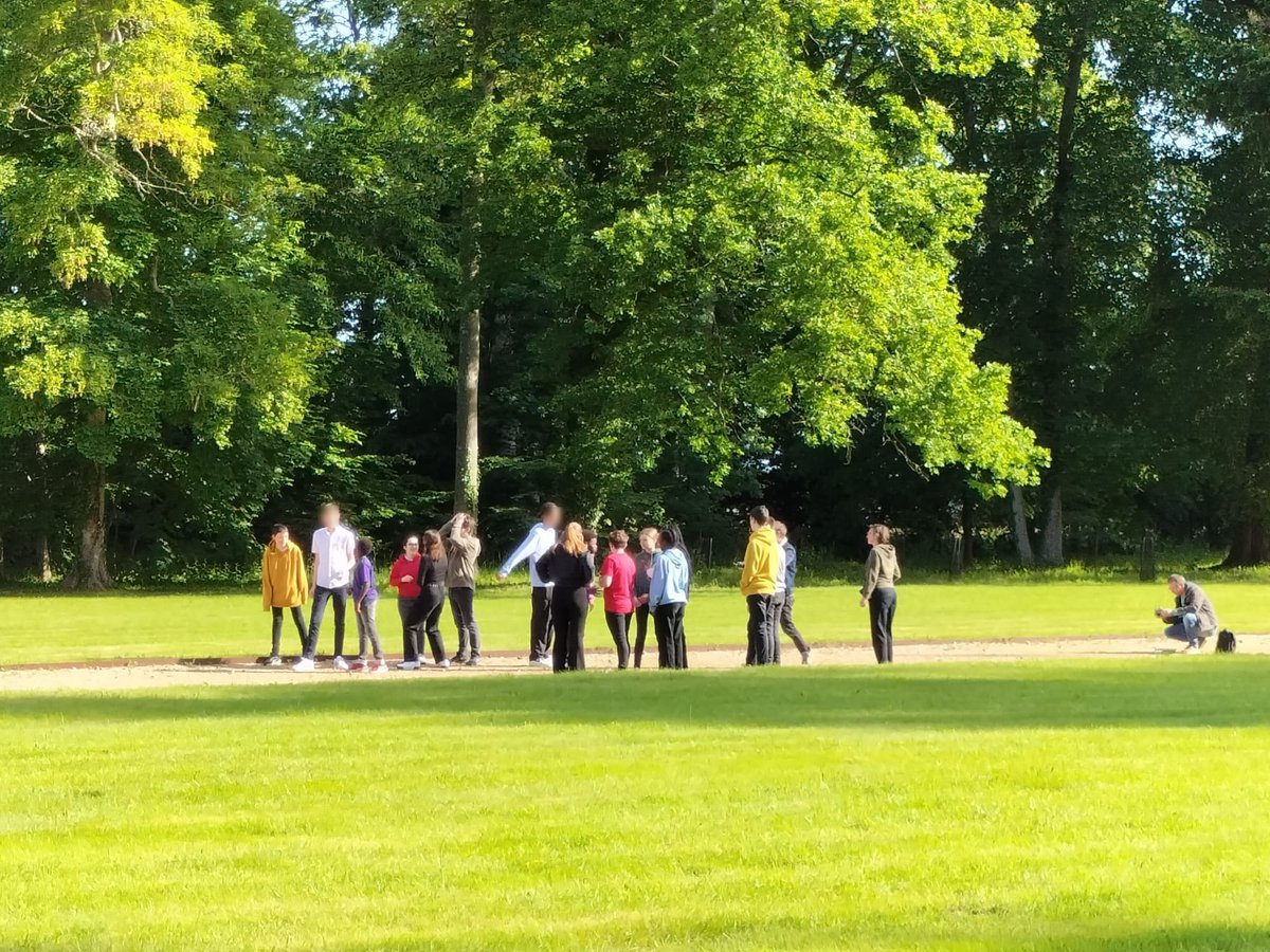 Tournage du clip 'What a day' pour les internes avec le groupe #YouSaidStrange, dans le cadre privilégié du château de @Beaumesnil27410 avec Choeur en patrimoine @ac_normandie @MoncadaFra @Fmarchand_27 @EureenNormandie @LeTangram @frguitard1