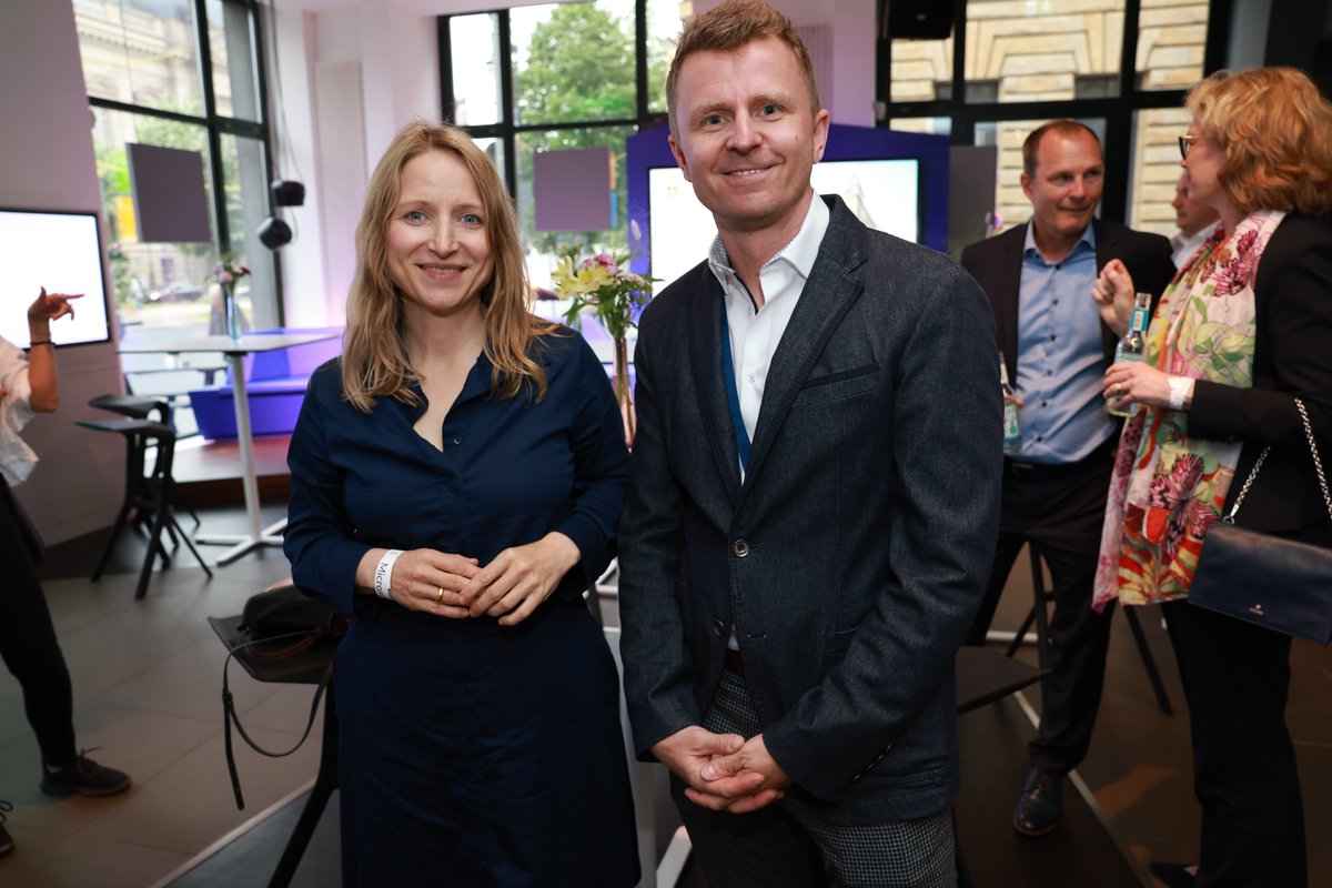 Gestern haben wir auch in Berlin das 40-jährige Jubiläum von <a href="/MicrosoftDE/">Microsoft Germany</a>  gefeiert.🎉Seit vier Jahrzehnten unterstützen &amp; fördern wir den digitalen Wandel in DE &amp; werden auch in Zukunft in unseren sieben Standorten den technologischen Fortschritt verantwortungsvoll voranbringen.
