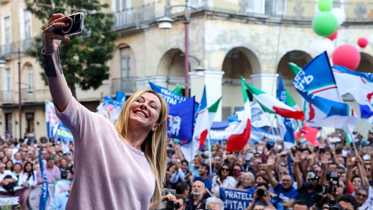 'Will the Italian right continue a pragmatic mitigation of its initially uncompromising anti-migration and sovereignist narrative? Or will it persist in an ambiguous mix of threat frames and utilitarian arguments on migration?'🆕#Oped by Ferruccio Pastore🔗bit.ly/Op-ed_Dwindlin…