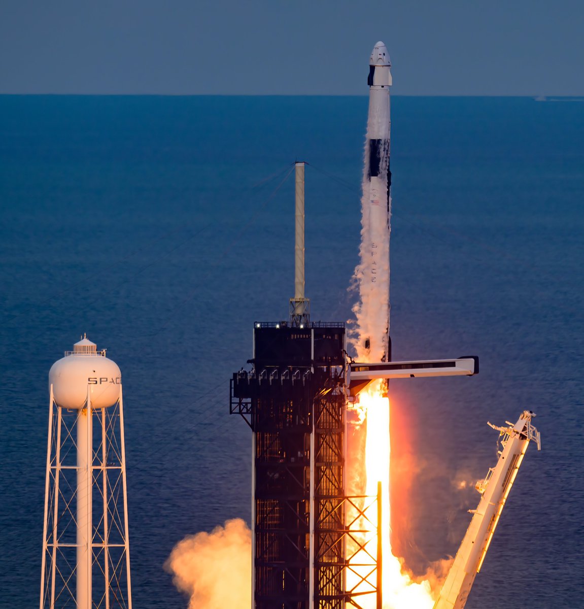 Liftoff of @SpaceX #Falcon9 rocket as seen from the roof of VAB, sending @Axiom_Space #Ax2 crew to the @Space_Station 

📸 by Charles Briggs for @Gizmodo / @GizSpaceflight 

.
.
.
.

#spacexlaunch #نحو_الفضاء #ksa2space #TeamAxiom