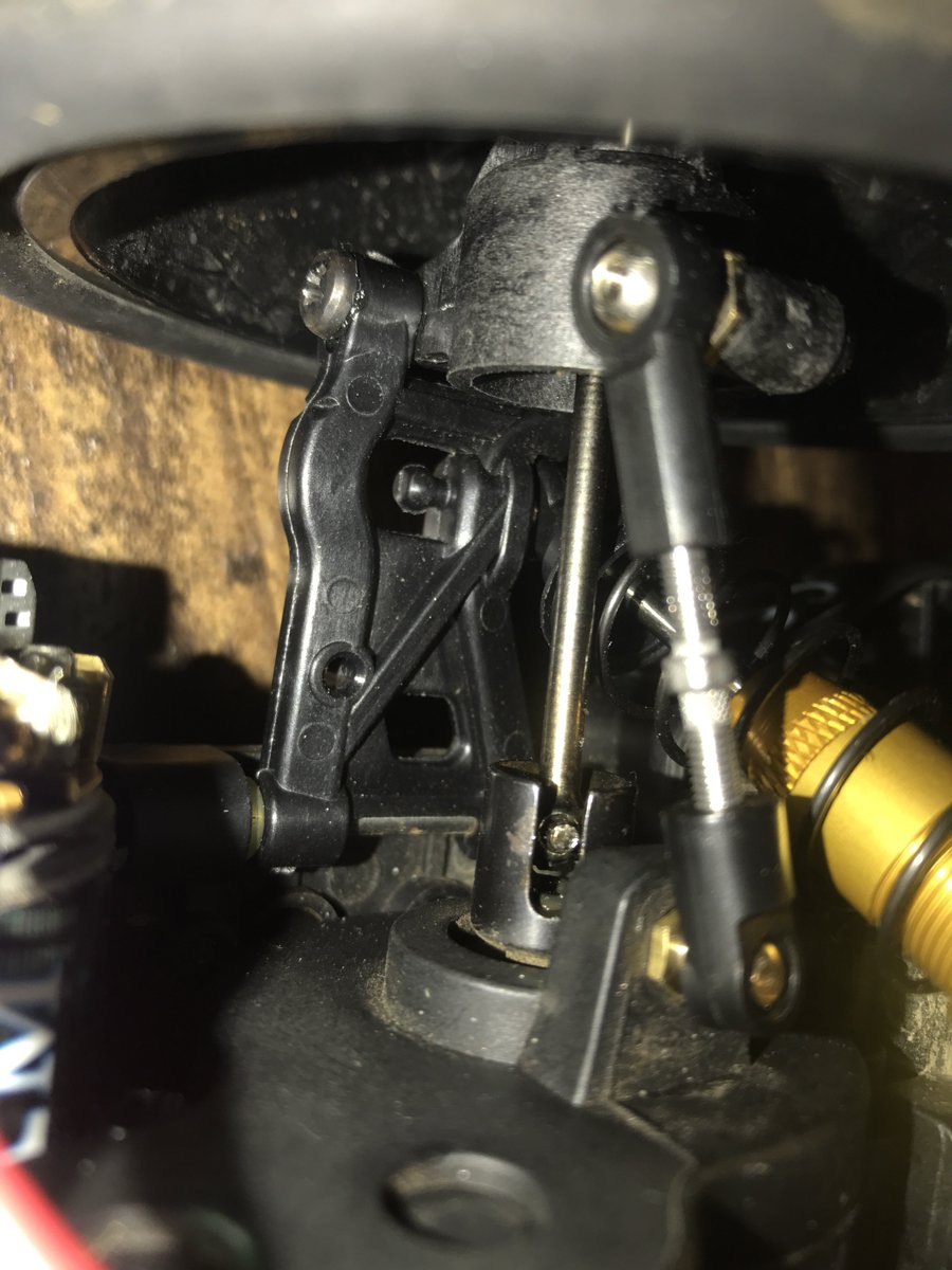 京商モンスタートラッカー改め、ドラッグレーサー化計画
もっとナロートレッドにしたいけど、これ以上短いロアアームが見つからない…。
現在xv01用のフロントロアアームを使っています。
Mシャーシやcc-01のアームは根本の幅が合わなくて取付不可でした…。
有力情報求む。