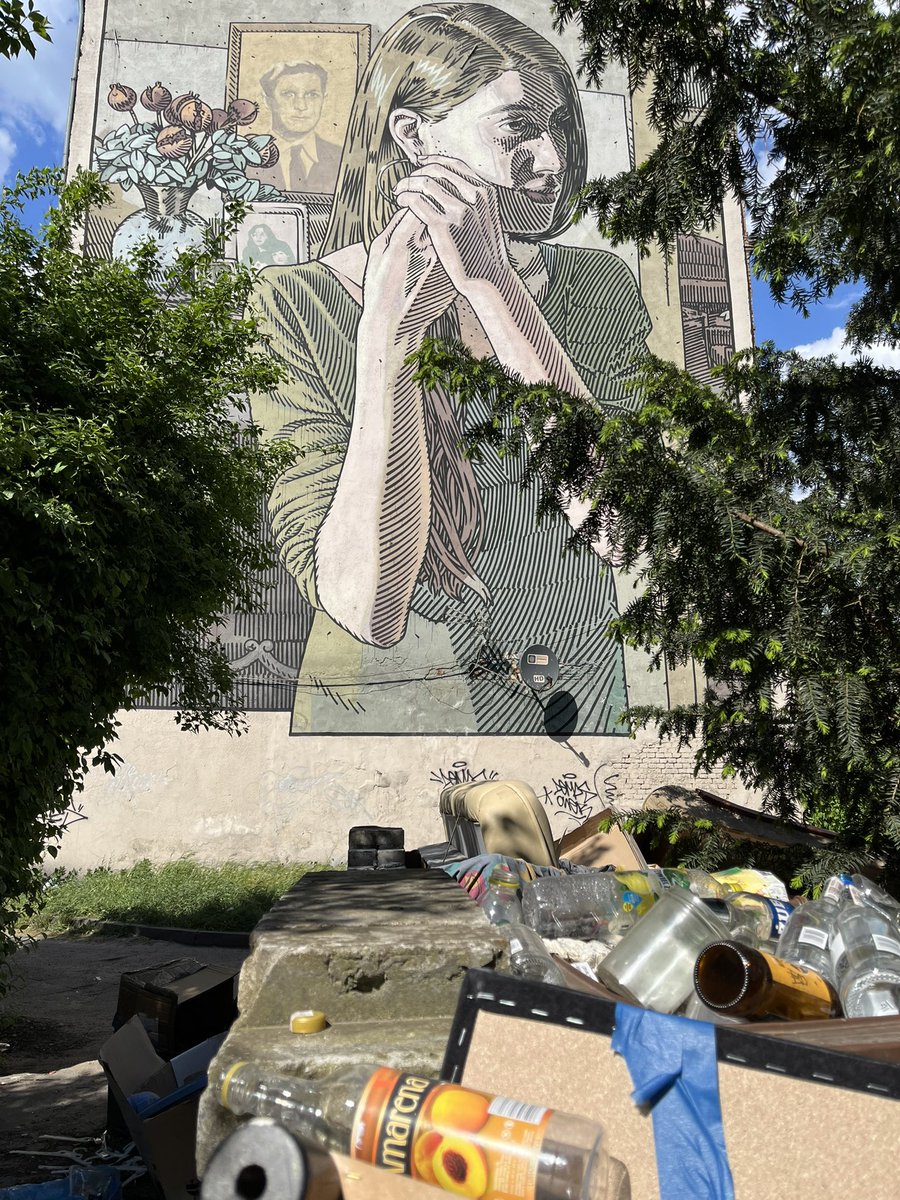 FilipzNienacka's tweet image. Sztukę najlepiej oglądać do dobrego wina. 

Mural „kolczyki” - Szczecin. 

#mural #bloki #wino #sztuka #brzydkiemiejsca #prl #szczecin #pomorzezachodnje #streetart