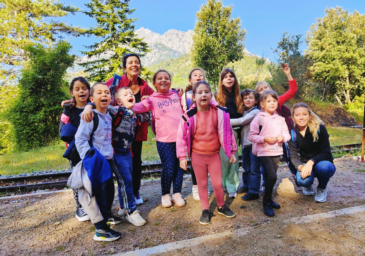 pep_2b's tweet photo. L'école de Zonza est séjour à Savaghju. Ensuite on prend le train pour une sortie pleine de découvertes à Corte. A midi, un pique-nique au soleil. Chi piacè !!! 😀
#classesvertes #languecorse #corse #activiteenfant #nature #sejourpedagogique #pédagogie #éducation #ecole https://t.co/JzGHbCIuKc